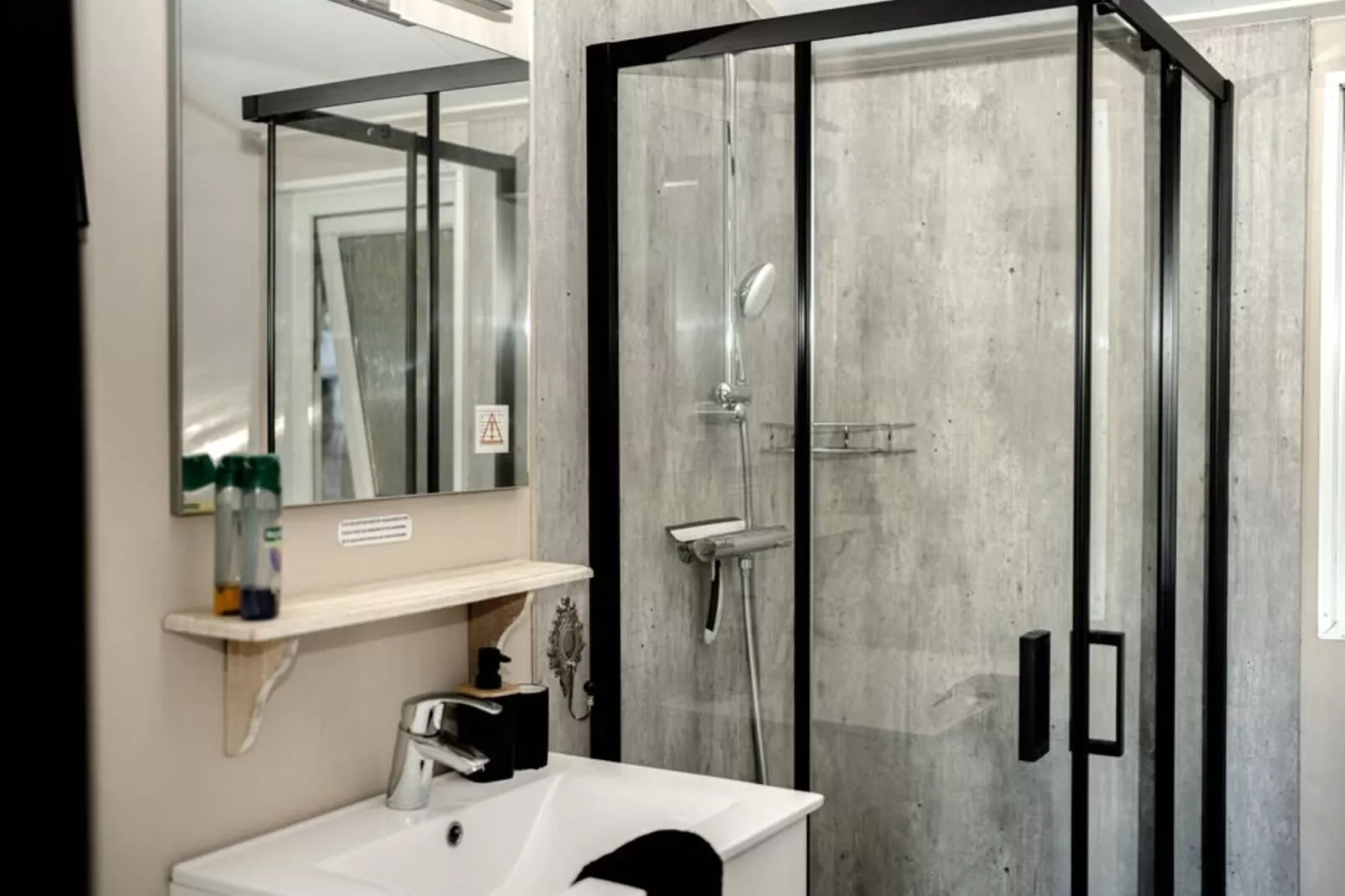 Chalet in Veluwe near Kootwijkerzand-Bathroom