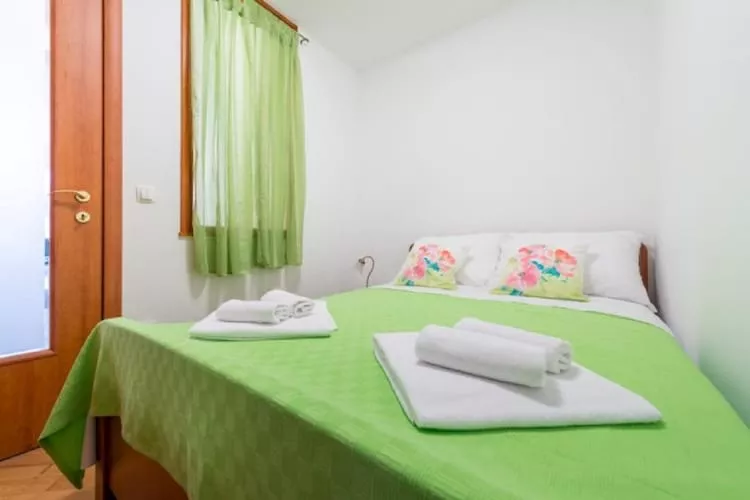 Feel Good Apartment - Two-Bedroom Apartment with Terrace and Garden View-Bedroom