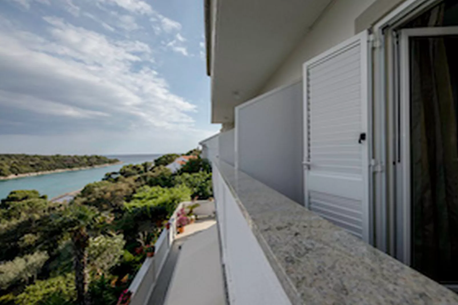 Apartments & Rooms Green Bay - Double Room with Balcony and Sea View (Room 3)-Terrasse/Balkon