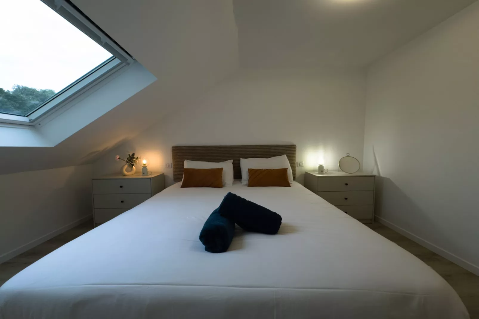 Les lys beiges - 4pers - Rêve au Mans-Bedroom
