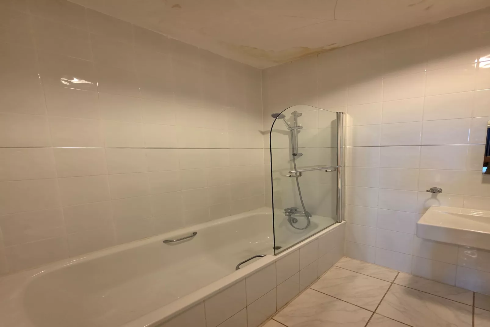 Russel Double Room-Badezimmer