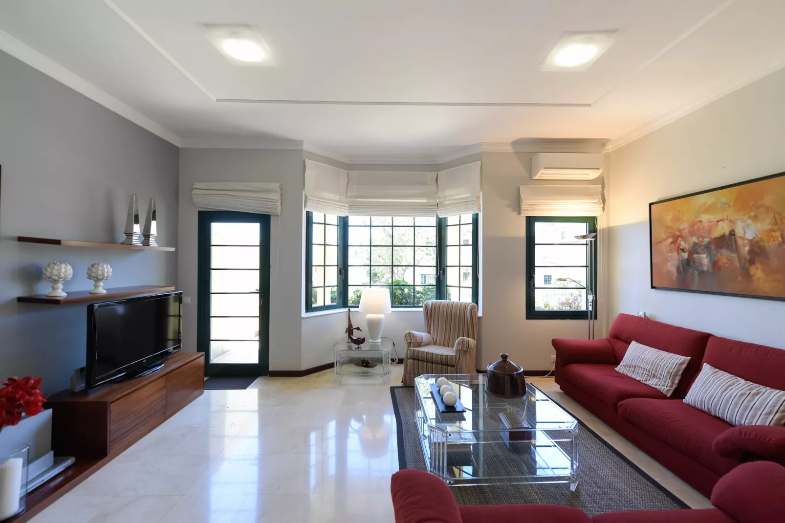 House with cozy garden BBQ and free parking-Living room