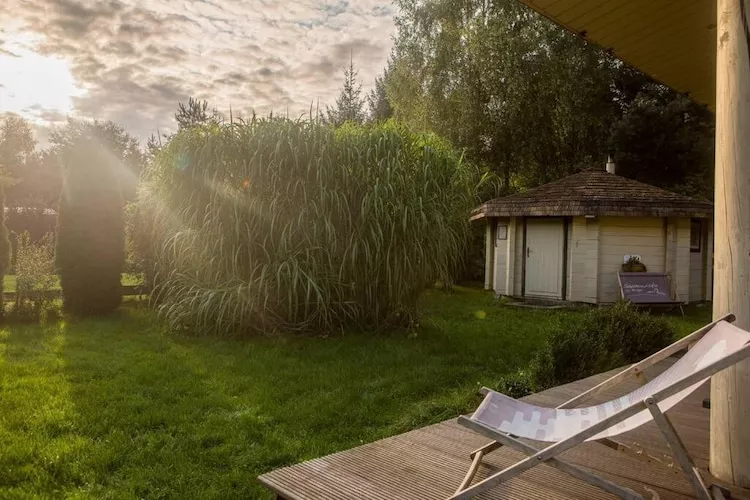 Dom wakacyjny z sauną nad jeziorem-Gardens in summer