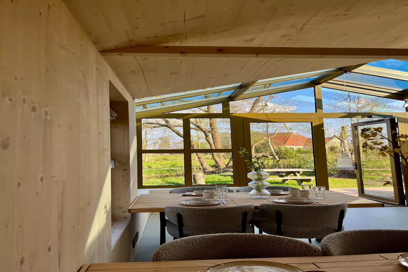 Groepsaccommodatie + 4 large greenhouses (36 personen)-Dining room
