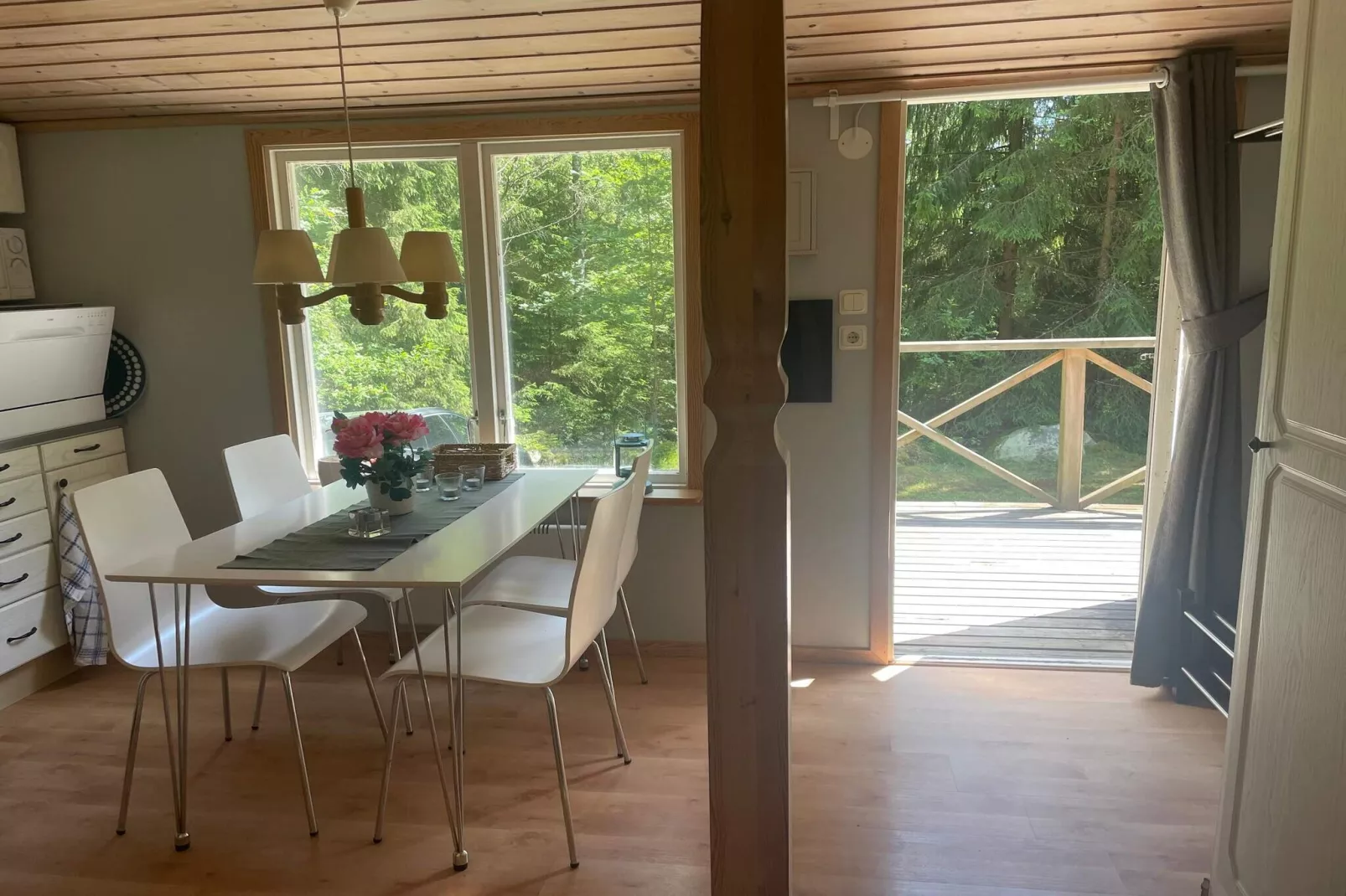 Abgeschiedener Aufenthalt im Wald mit Nebengebäude-Innenbereich