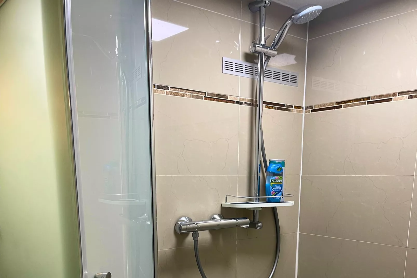 F001 Apartment mit Doppelbett-Bathroom