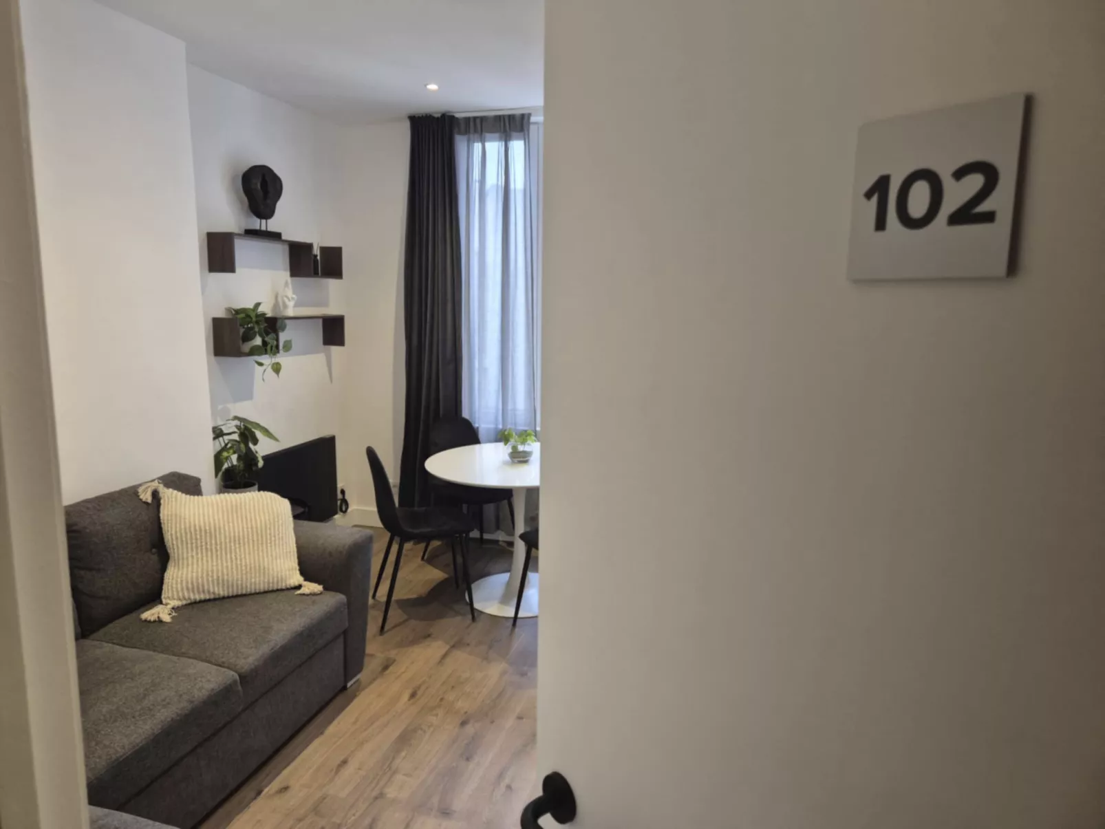 Centrally located "Les Anemones"-Inside