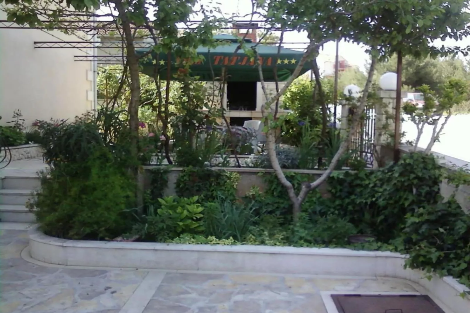 Rooms Tatjana - Double Room (1)-Garten Sommer