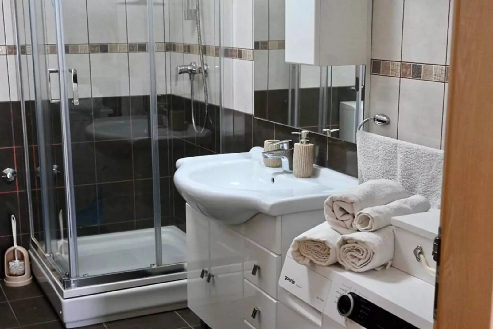 Apartment Zara - Two Bedroom Apartment with Balcony-Bathroom