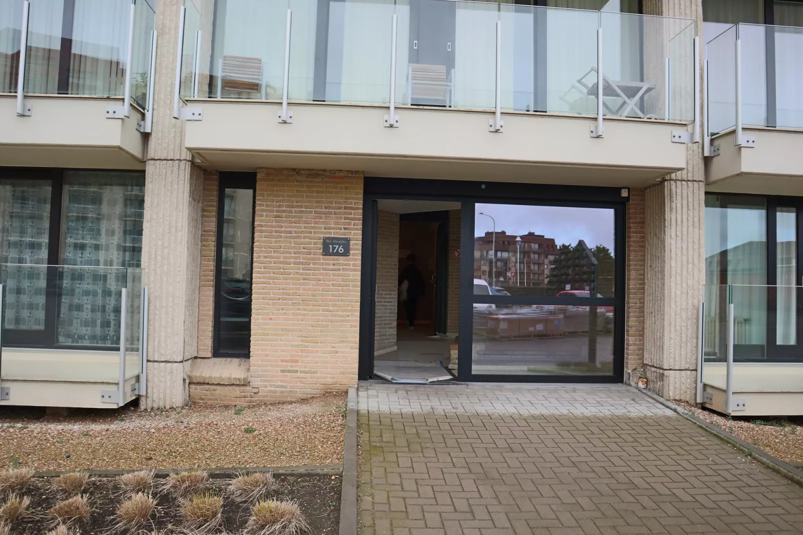 NEREIDEN A 176/0004-Hall & reception