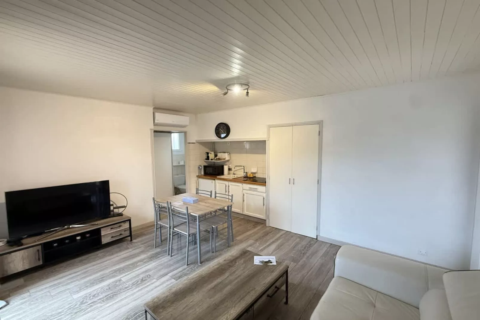 59 Cyril flore-Dining room