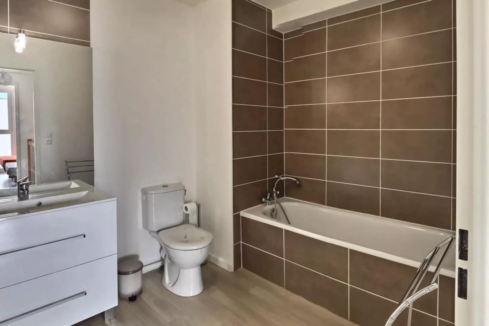 LOU 185 CUSSAC-Bathroom