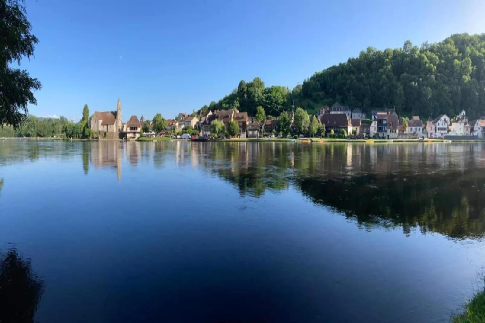 Altillac - La Rivière-Areas within 20km in summer