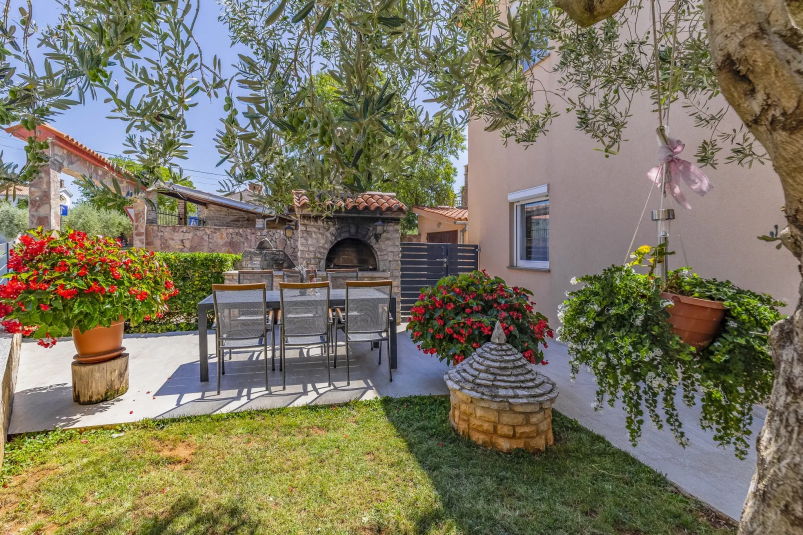 Villa Mimoza-Gardens in summer