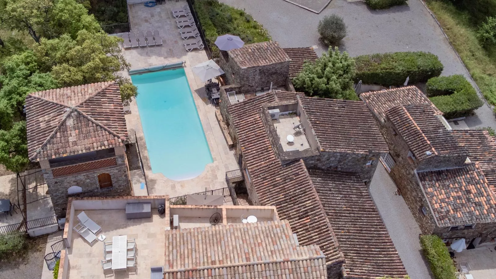 Emponse7-Swimming pool