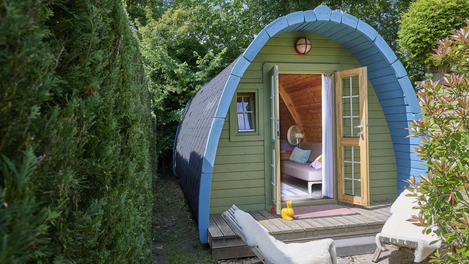 Tiny House Jet-Gardens in summer