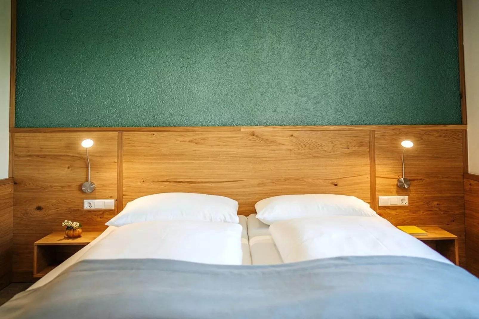 65818-Bedroom