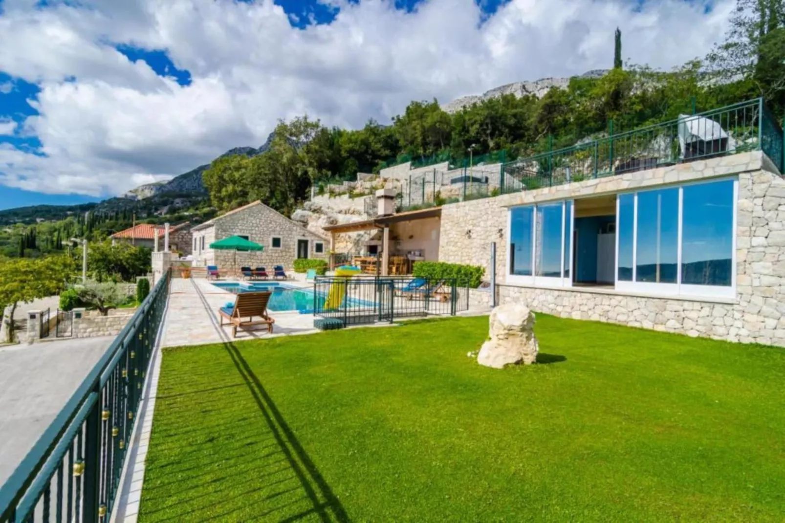 Villa Falcon Rook - Four-Bedroom Villa with Terrace and Swimming Pool-Gardens in summer