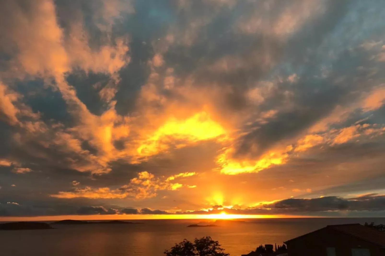 Apartments & Rooms Barišić - Double Room with Balcony and Garden View (First floor-Soba 8)-Ambiance