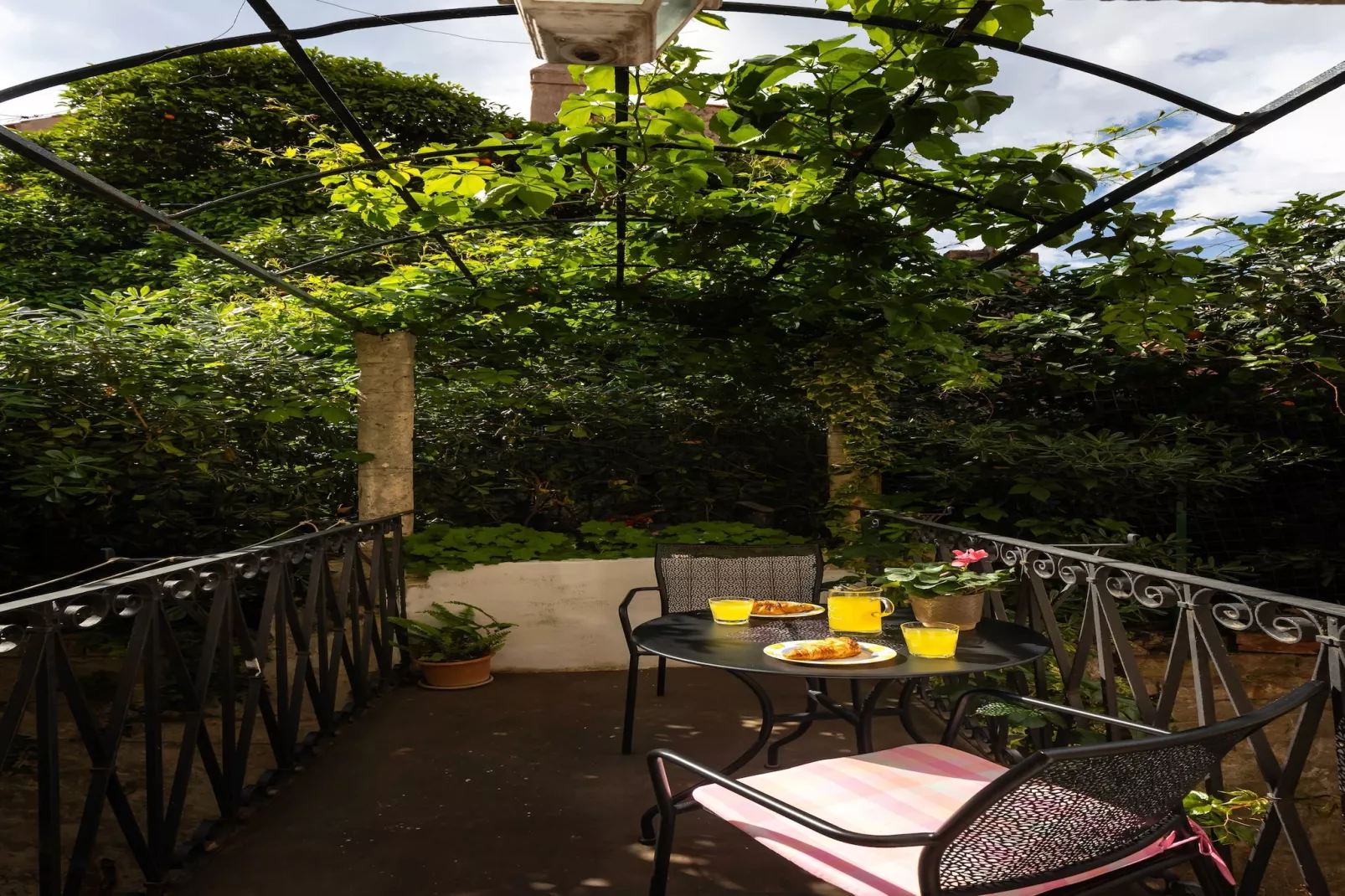 Apartment Taura -  Studio Apartment with Balcony and Old City View-Im Freien