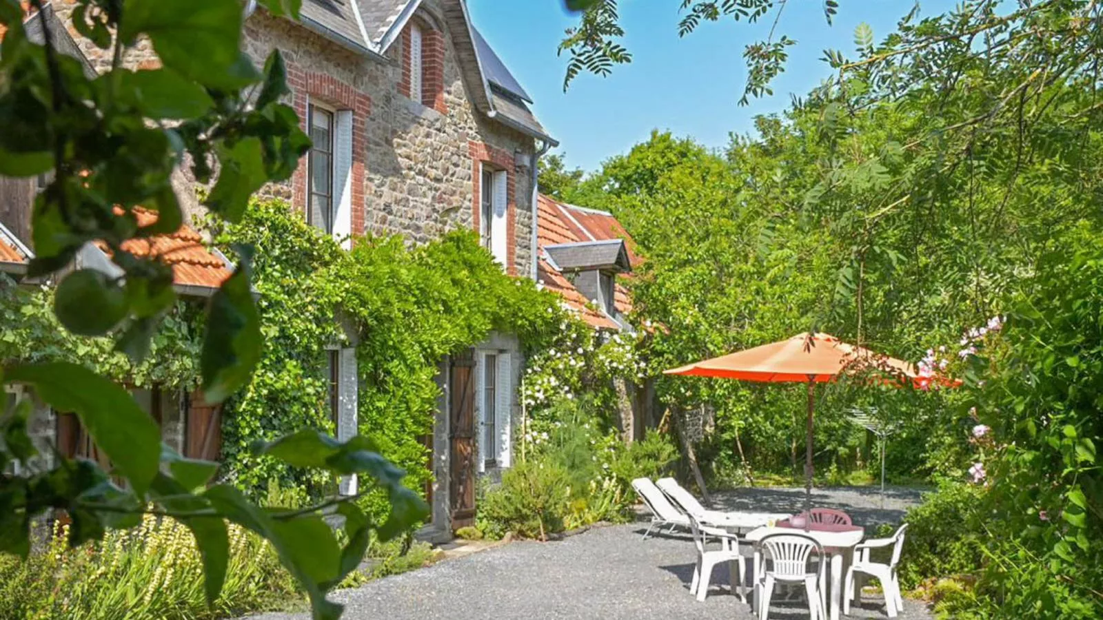 Gite Le Chevalier-Exterior summer