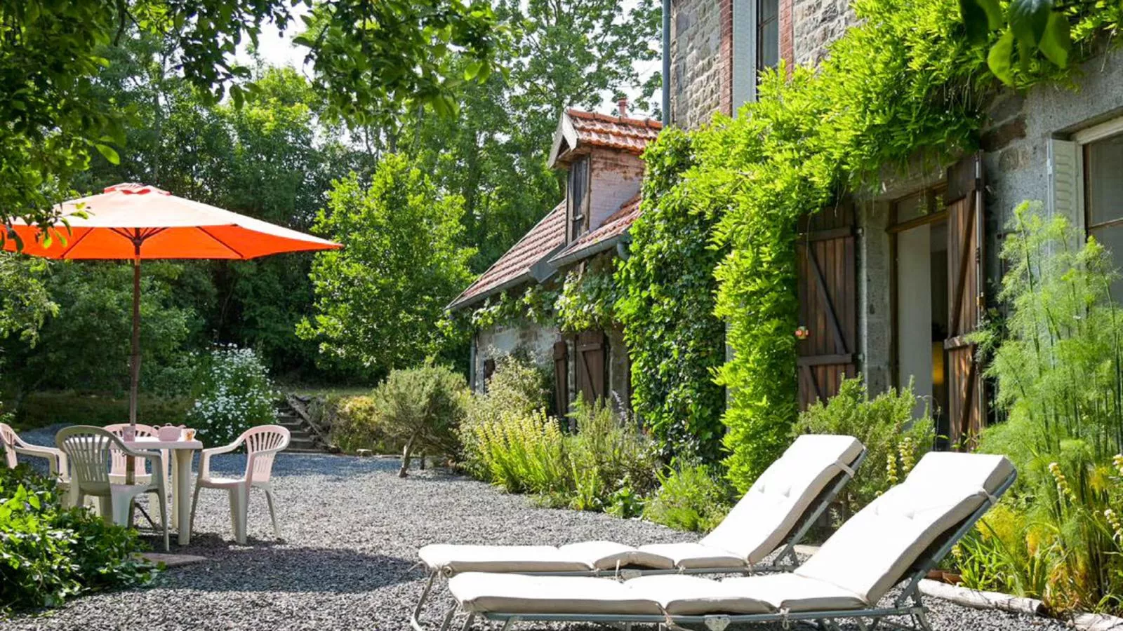 Gite Le Chevalier-Exterior summer