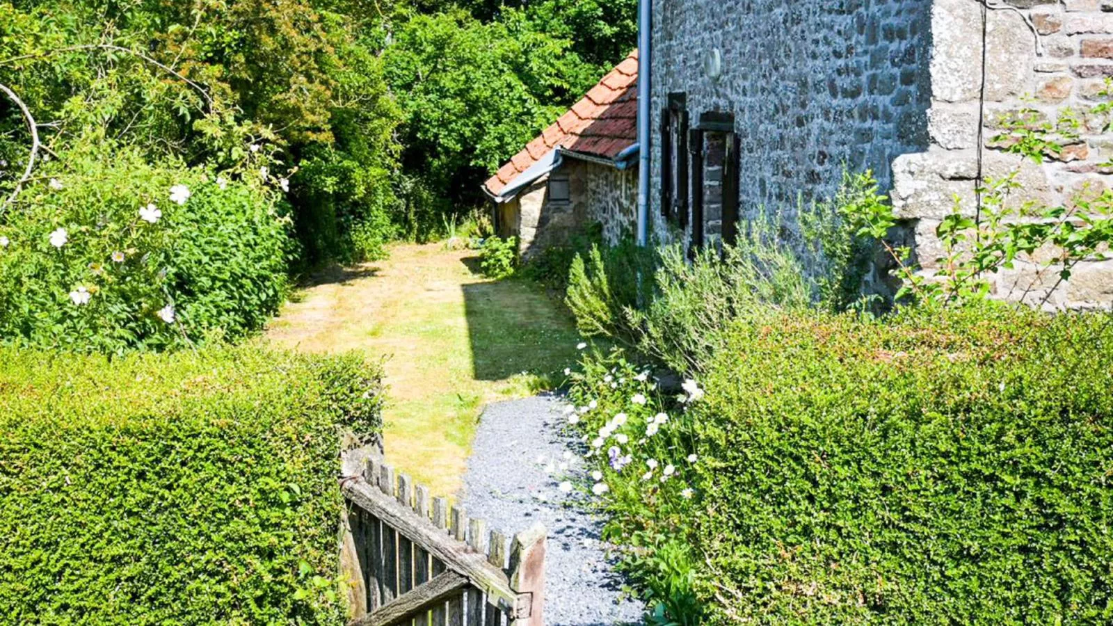 Gite Le Chevalier-Gardens summer