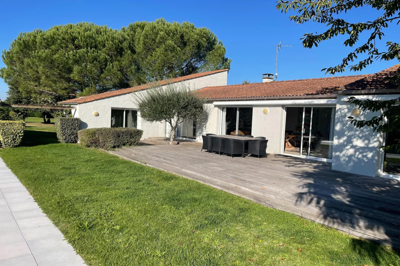 Villa Petite Champagne-Exterior in summer