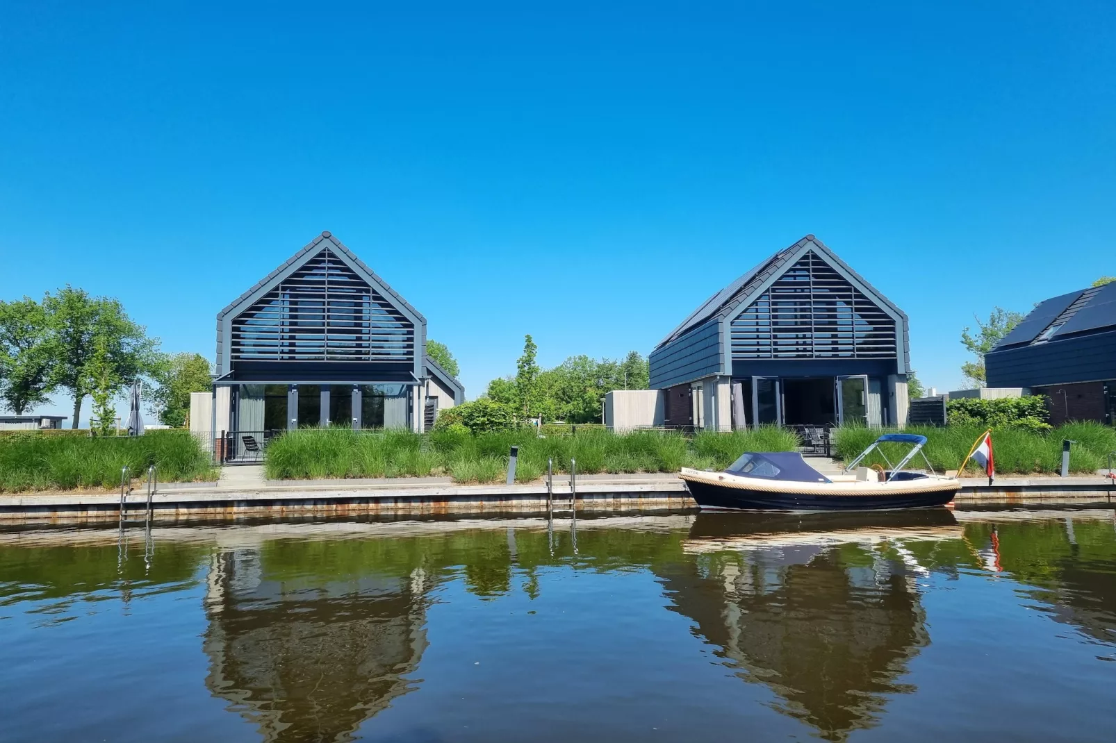 Watervilla Santjin-Exterior in summer