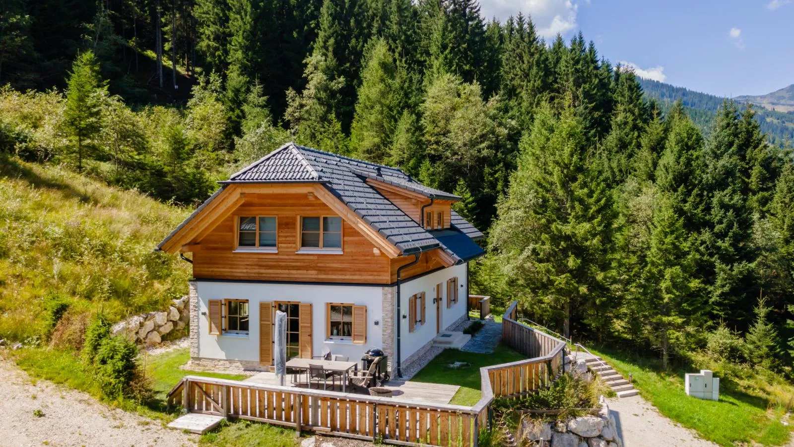 Schletski-Exterior in summer