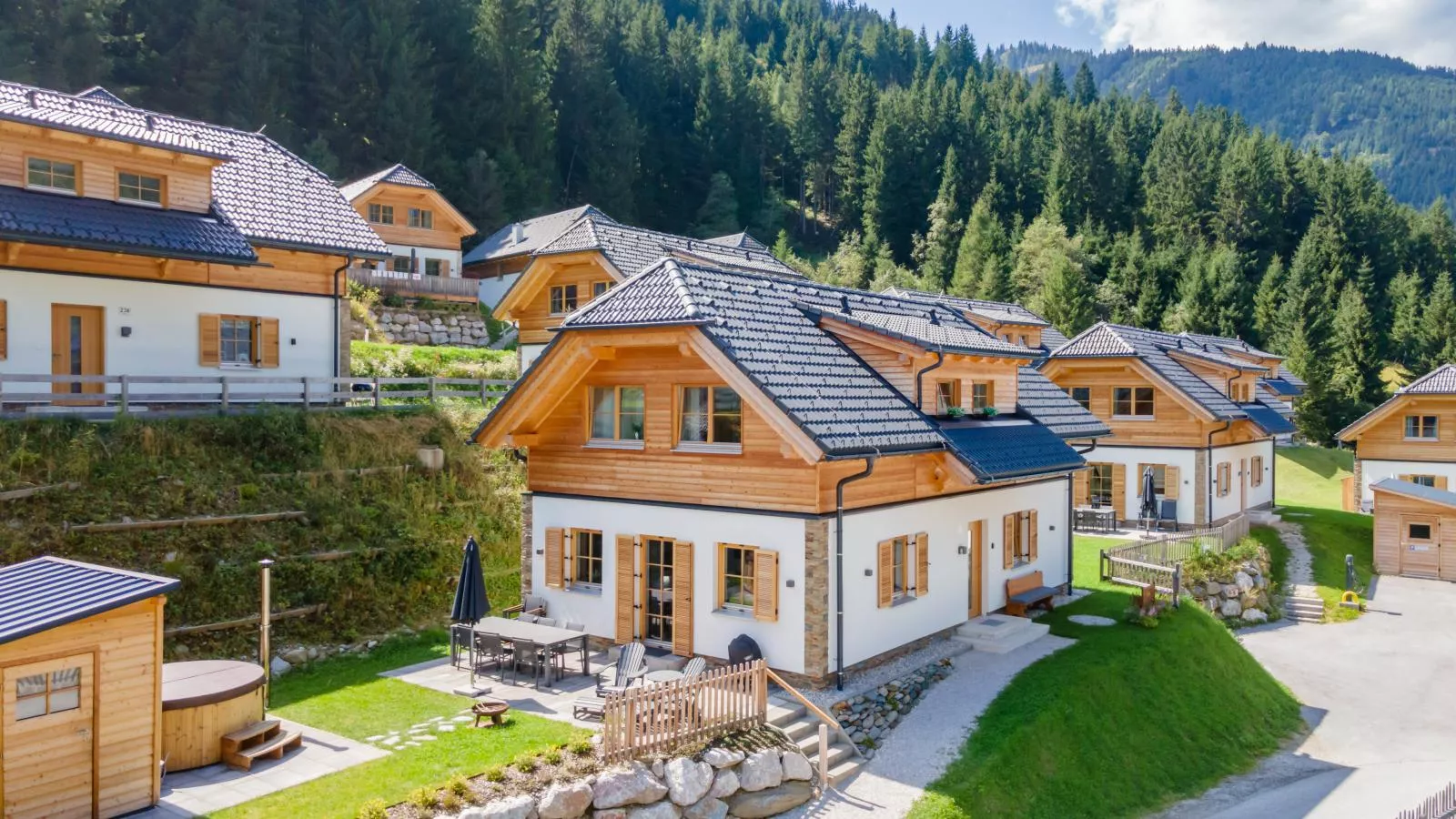 Alpenjoy Lodge-Exterior in summer