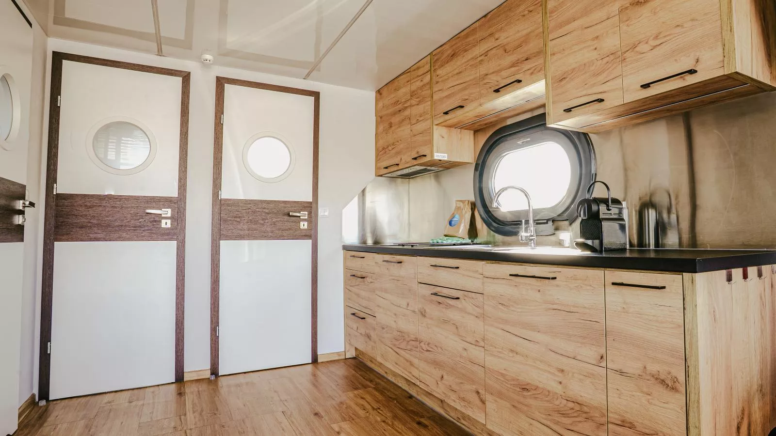 Tiny Houseboat De Woudaap - I-Kitchen