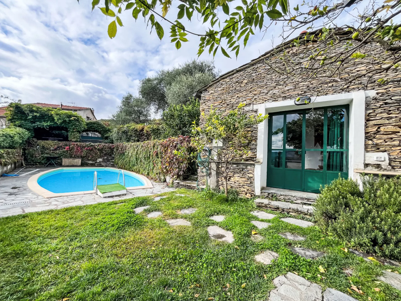 Laura (DOL281)-Outside