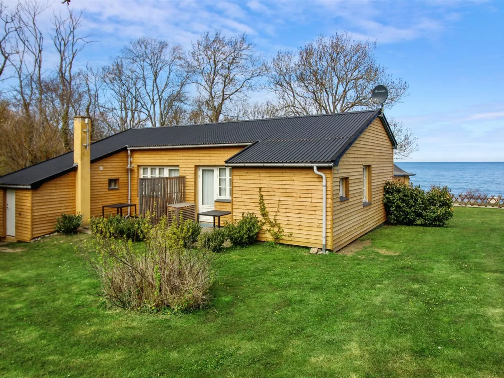 "Zina" - 25m from the sea