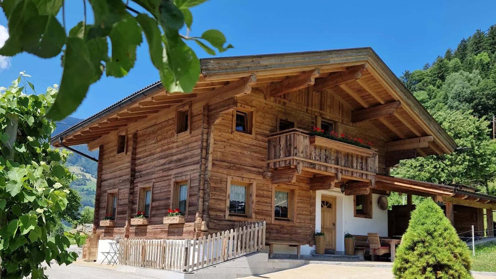 Rosalie-Lorena-Exterior in summer