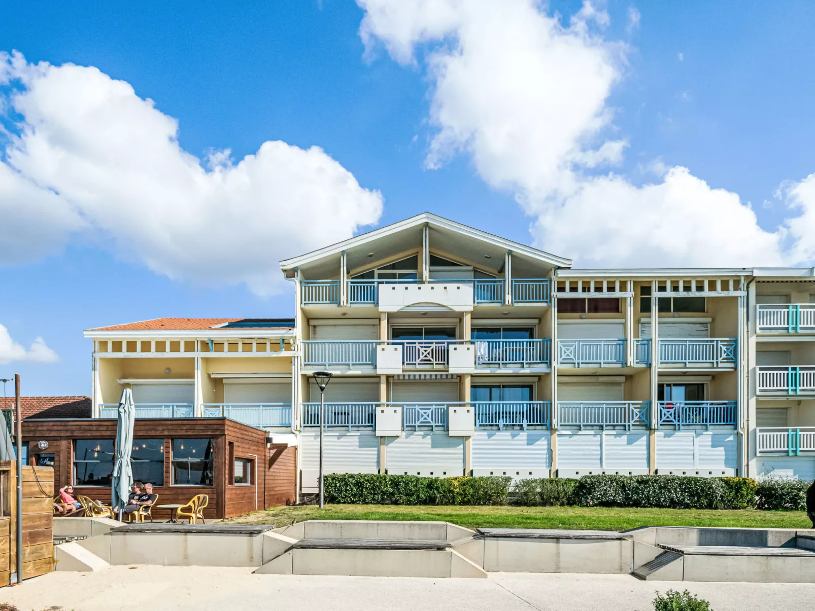 Les hauts de la corniche-Outside