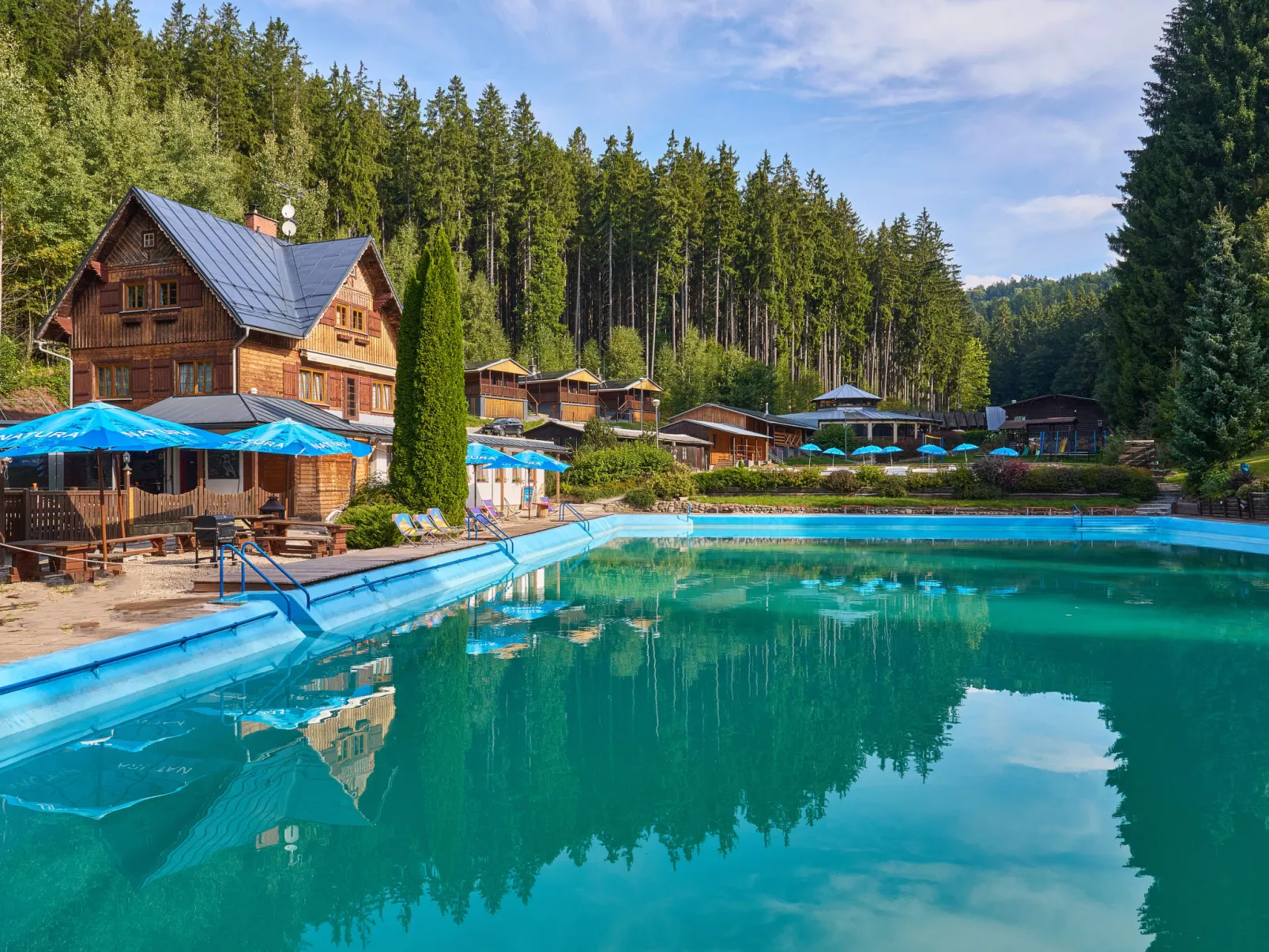 Luxe Timber Lodge & Pet Retreat-Outside