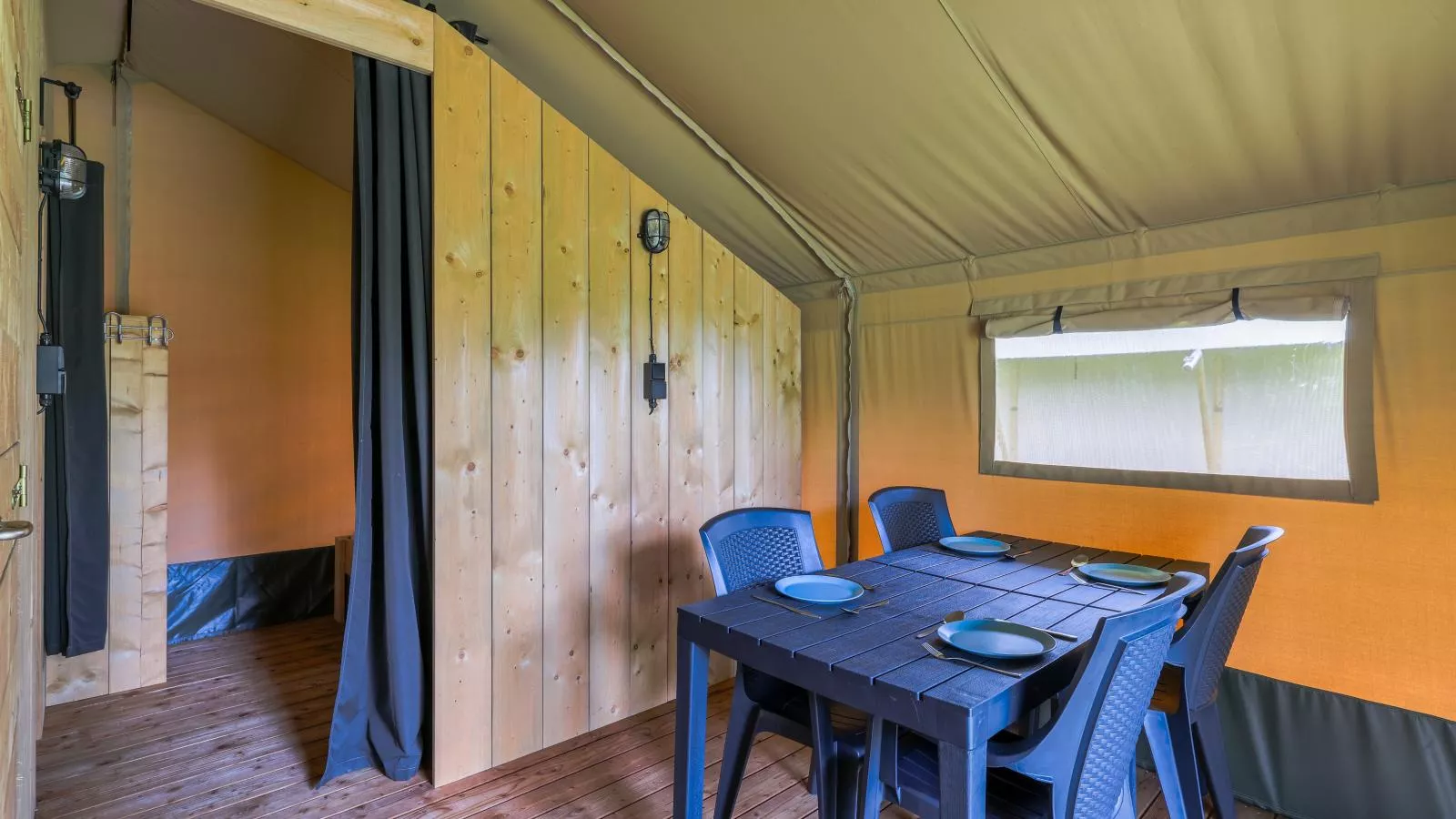 Safaritent 4-Dining room