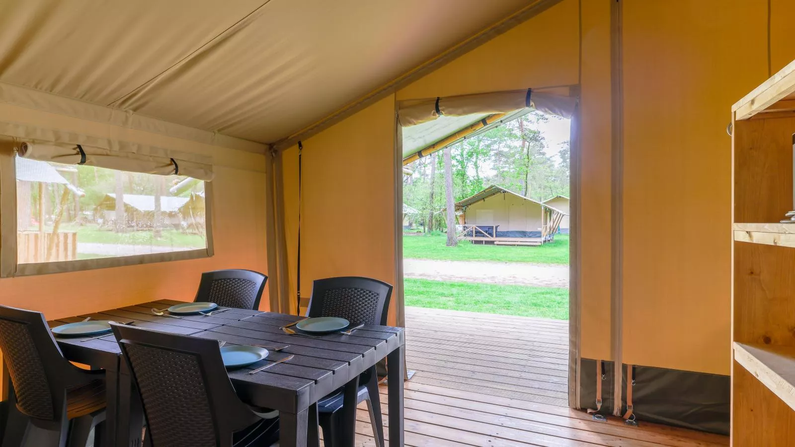 Safaritent 4-Dining room