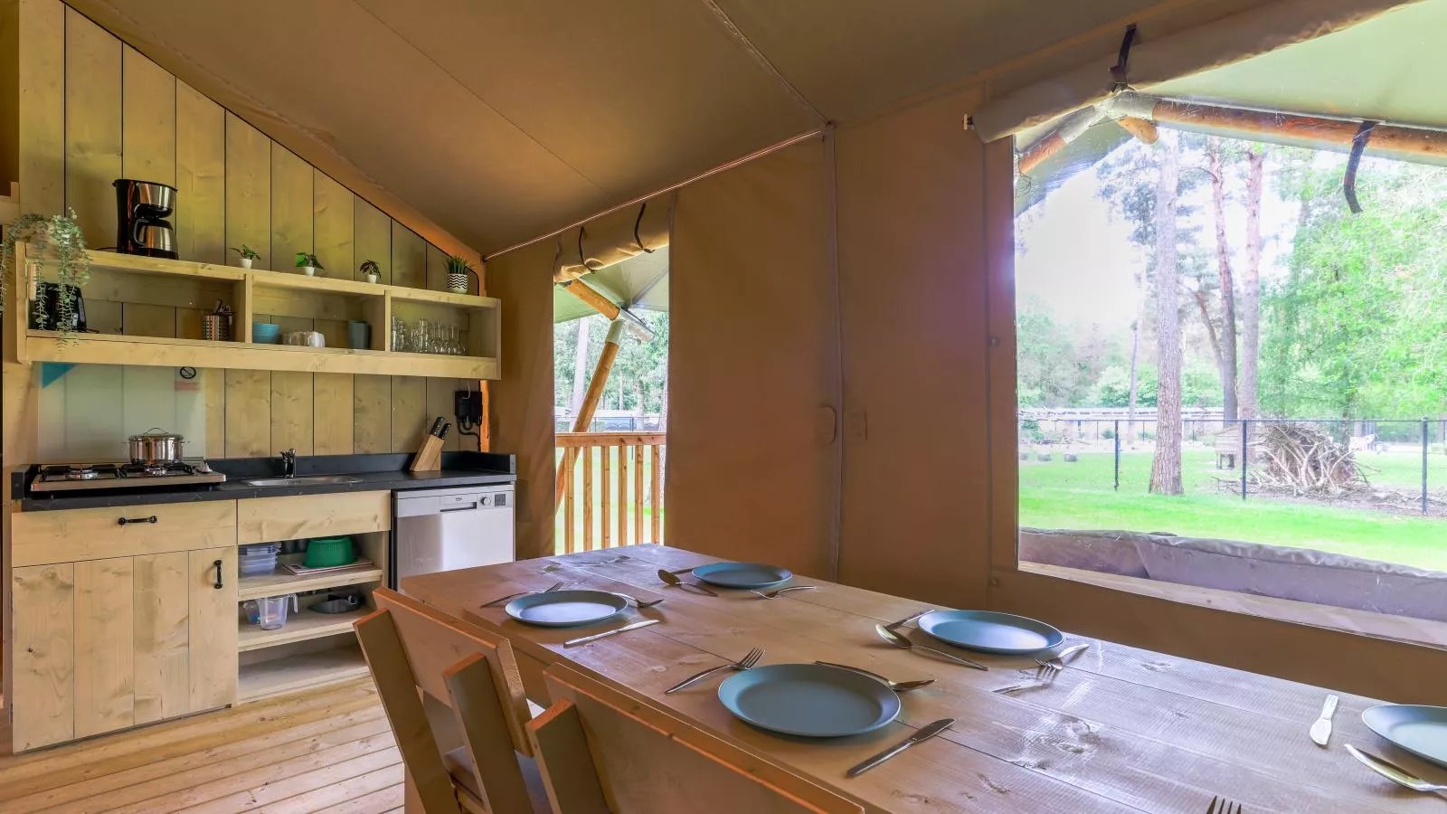 Safaritent 7-Dining room