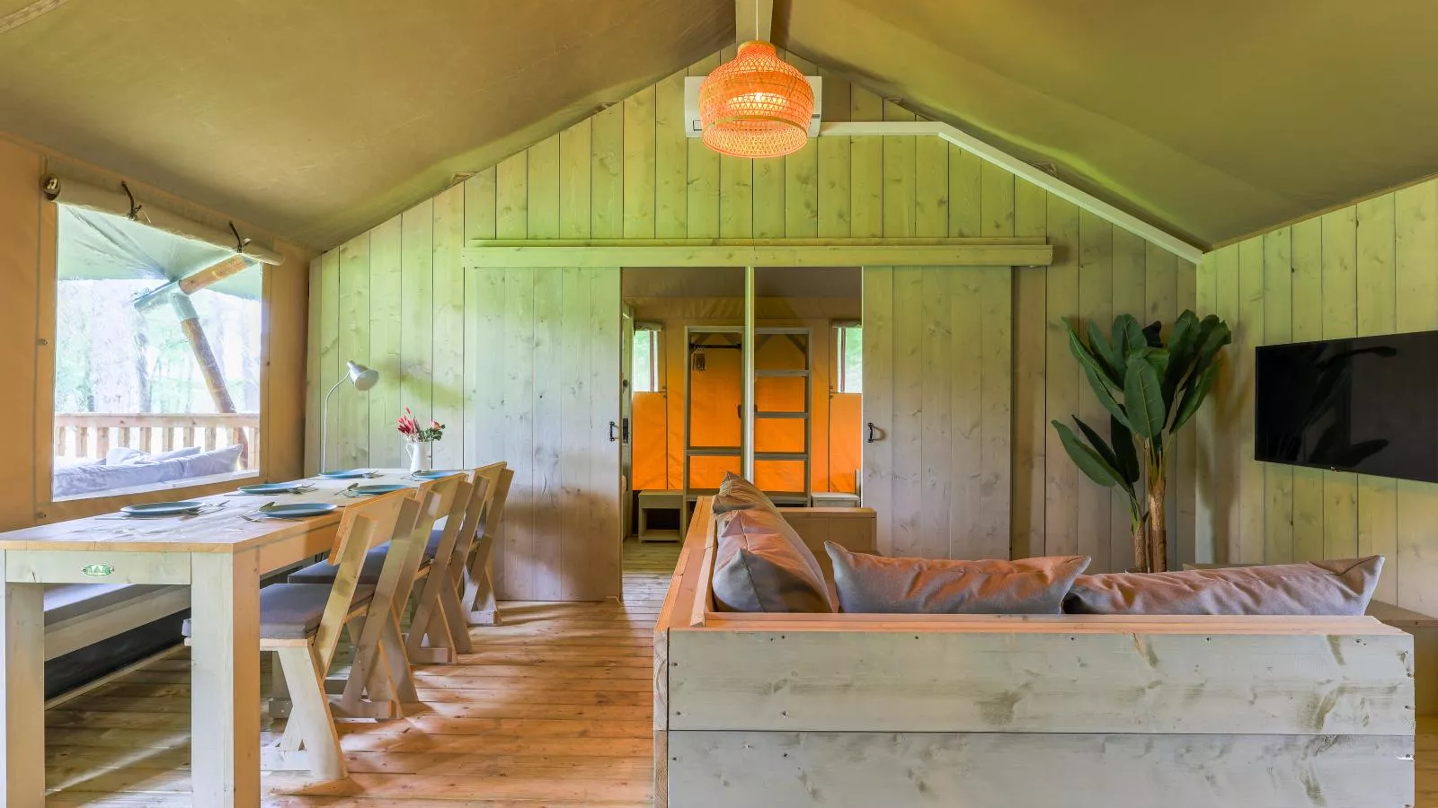 Safaritent 7-Dining room