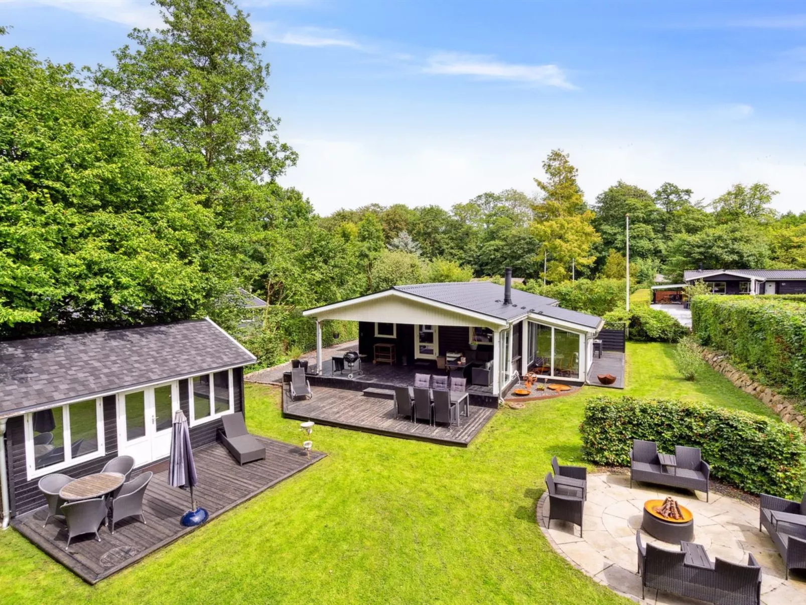 "Araminta" - 800m from the sea