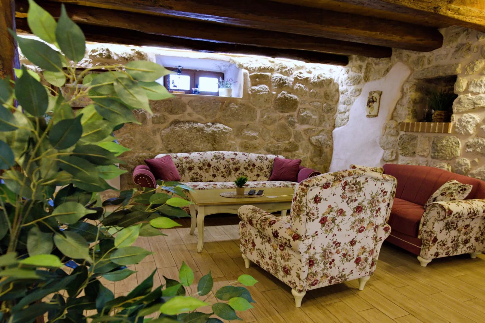 Villa Falcon Rook - Four-Bedroom Villa with Terrace and Swimming Pool