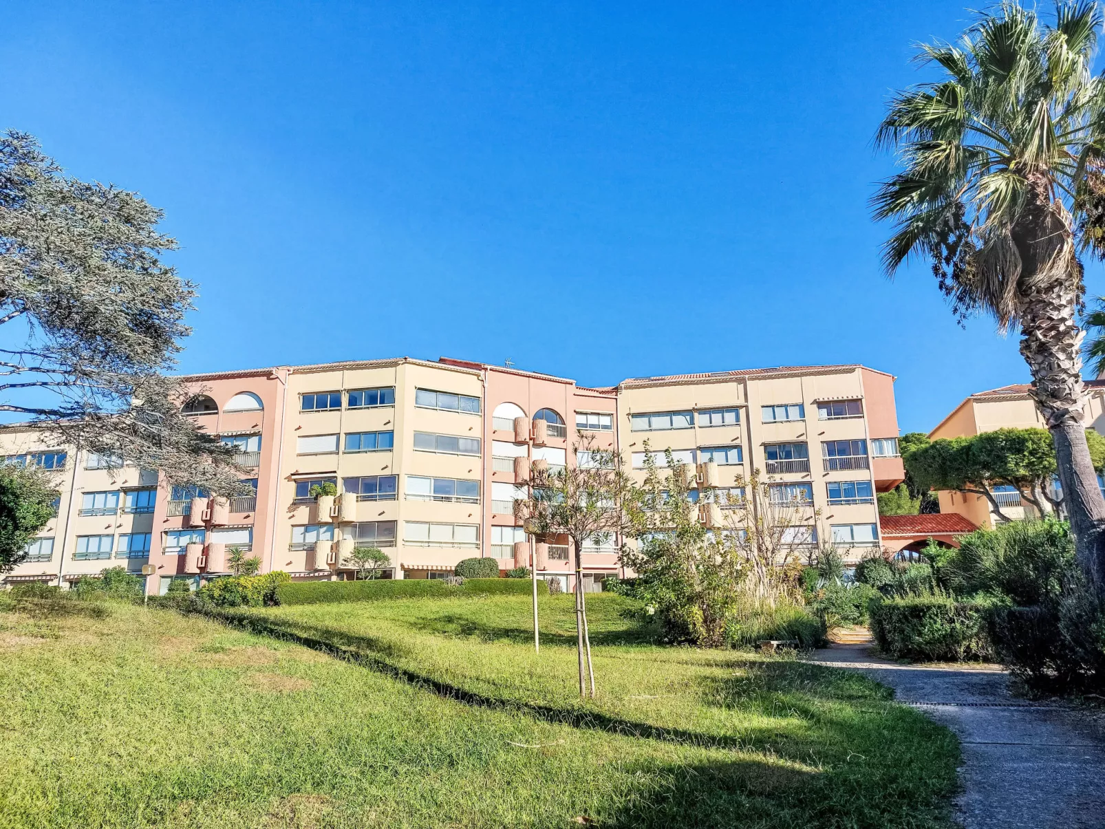 Les Marines d'Aryana-Outside