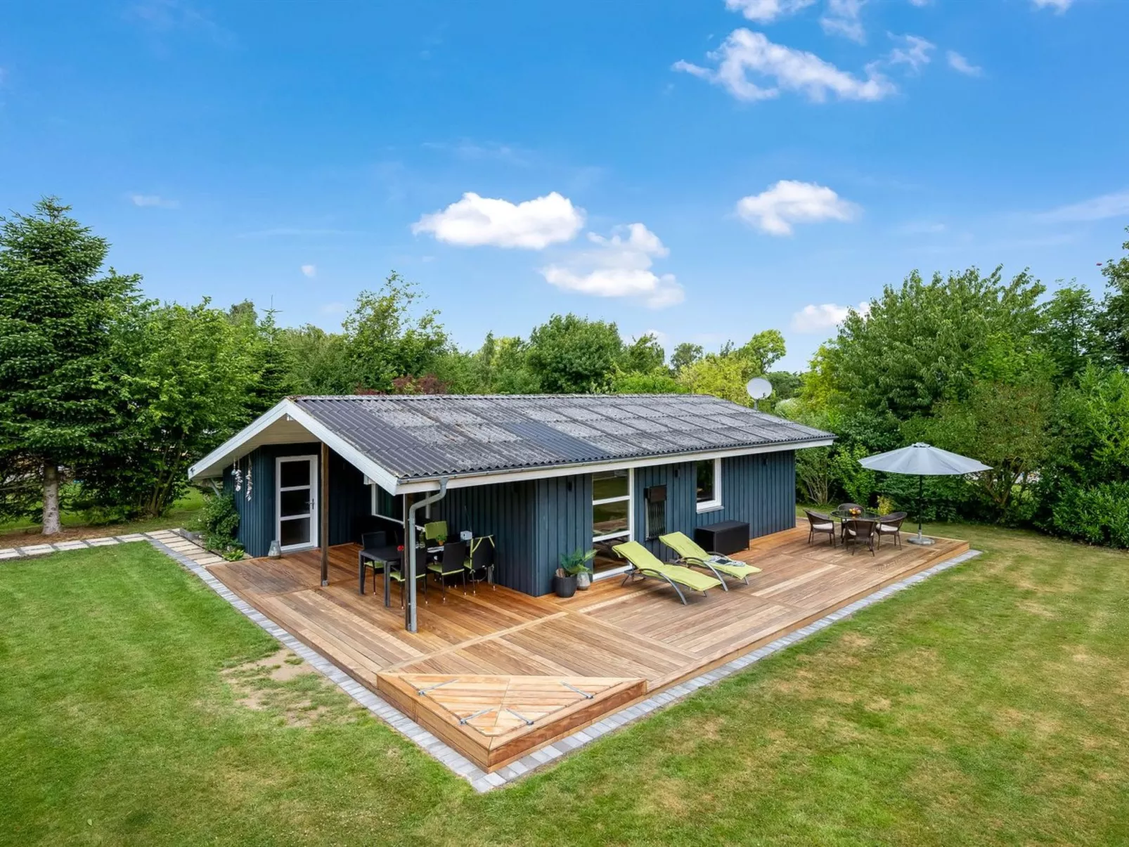 "Ellie" - 500m from the sea