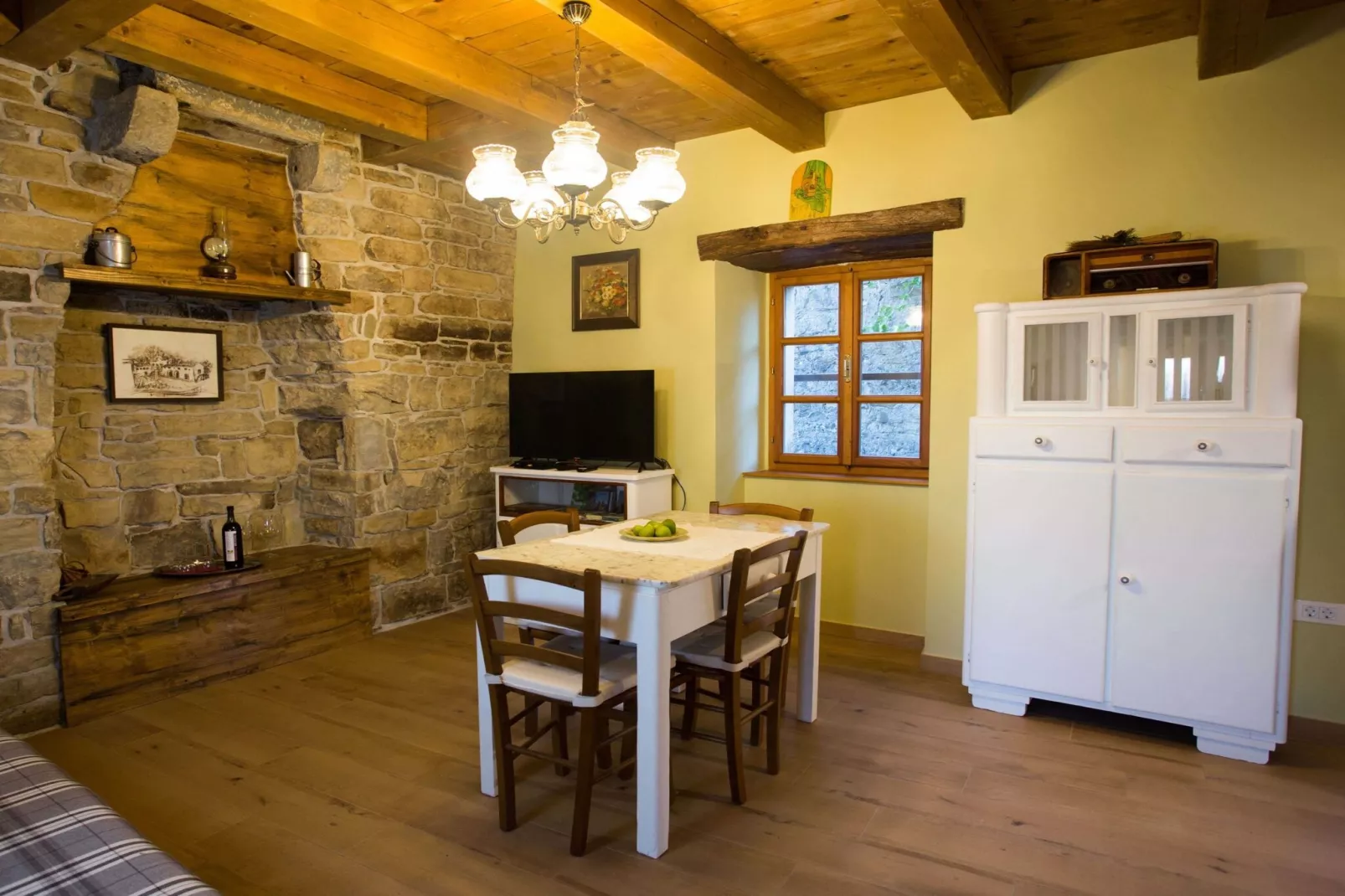 Abitanti Rustic Apartment with Balcony - Two Bedroom Apartment with Balcony