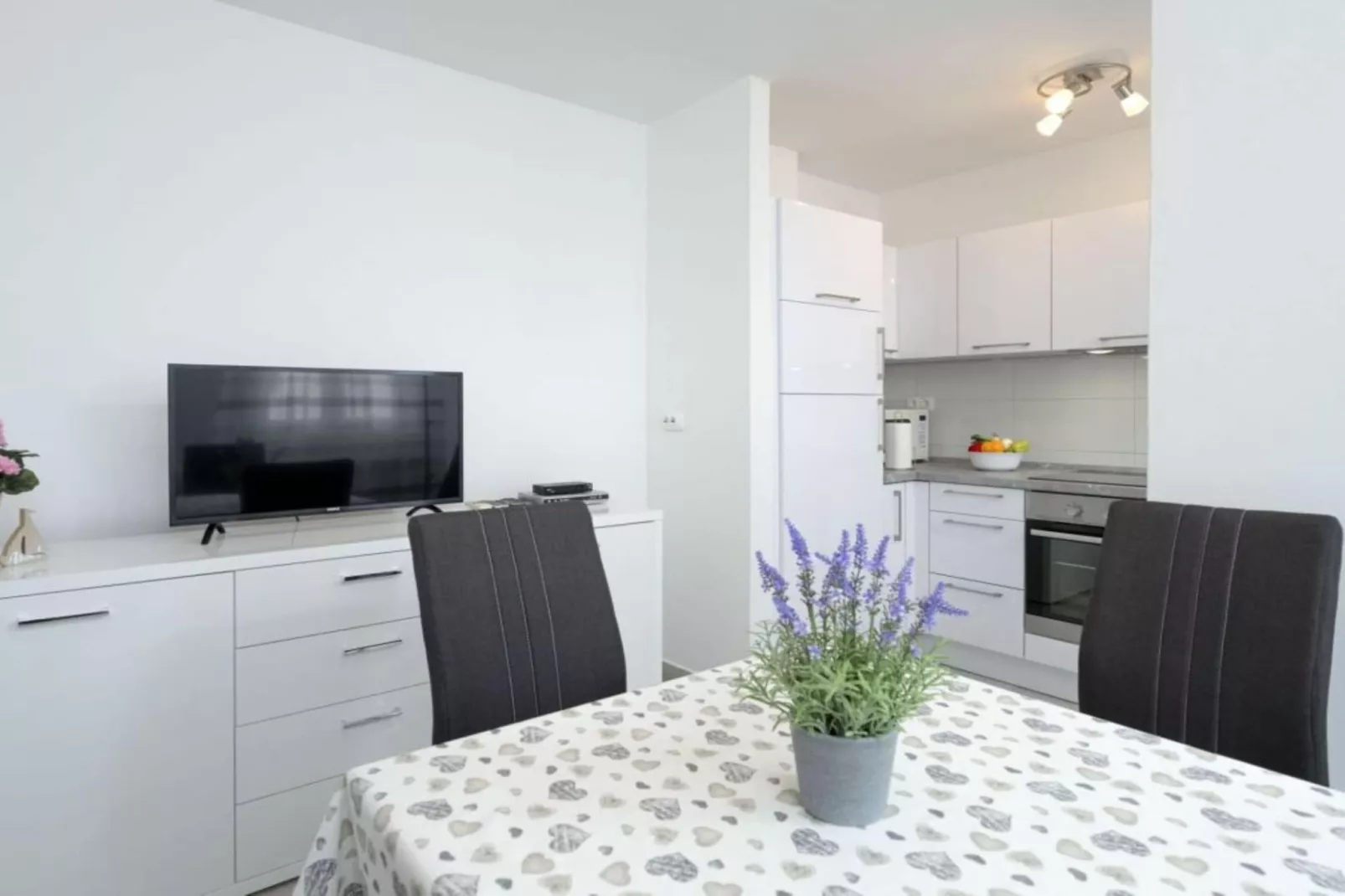 One Bedroom Apartment with Terrace and Sea View 4