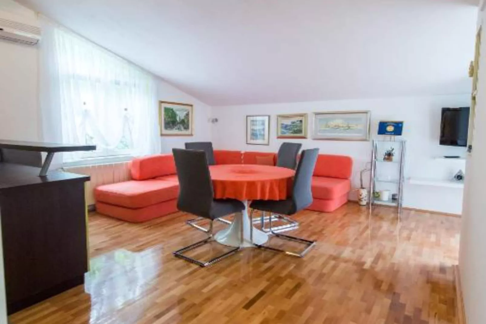 One-Bedroom Apartment With Lake View