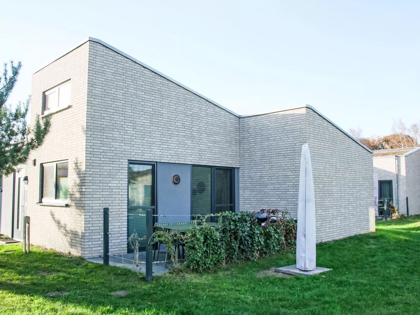 Zwischen den Hügeln (153)