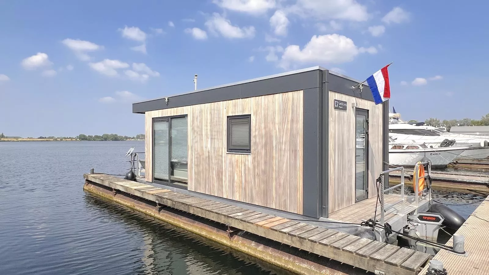 Jopies Houseboat-Exterior summer